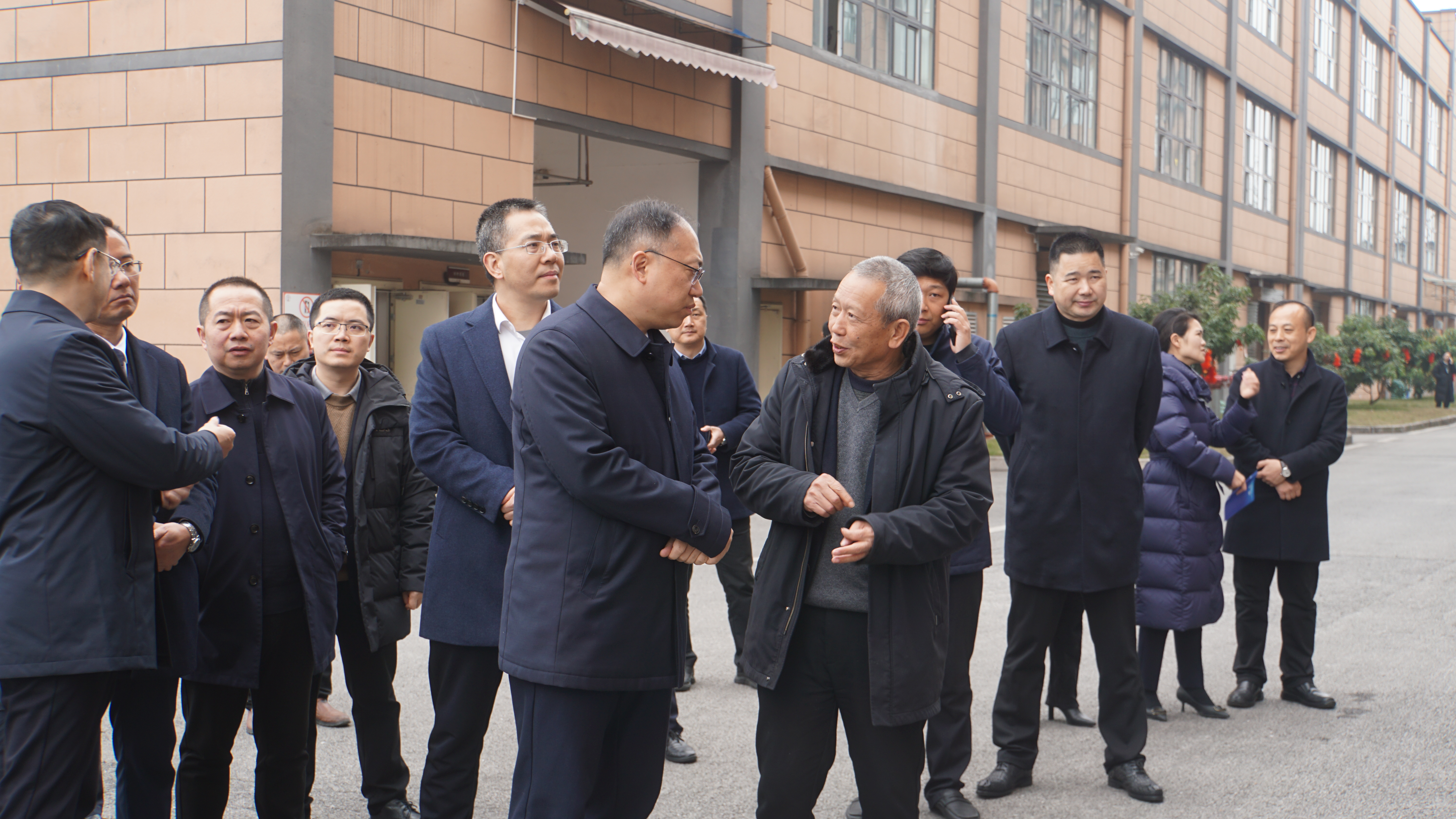 瀘州市市委常委、江陽區(qū)委書記郭宏川率30余家企事業(yè)單位調(diào)研天植中藥公司
